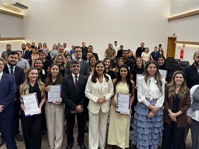 Foto da Notícia: Gisela Cardoso participa da última entrega de carteiras de 2025 em Sinop e lança nova pós-graduação para a Subseção